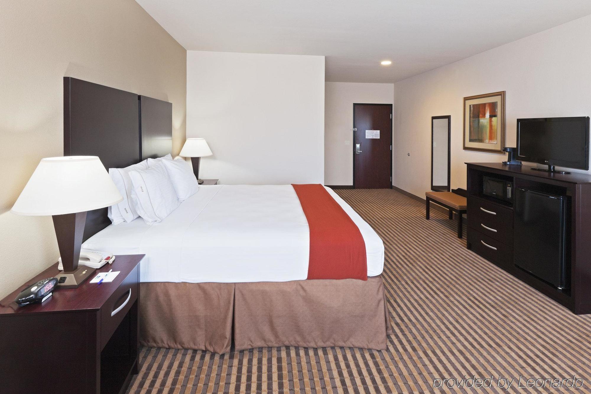 Holiday Inn Express & Suites Brady By Ihg Δωμάτιο φωτογραφία