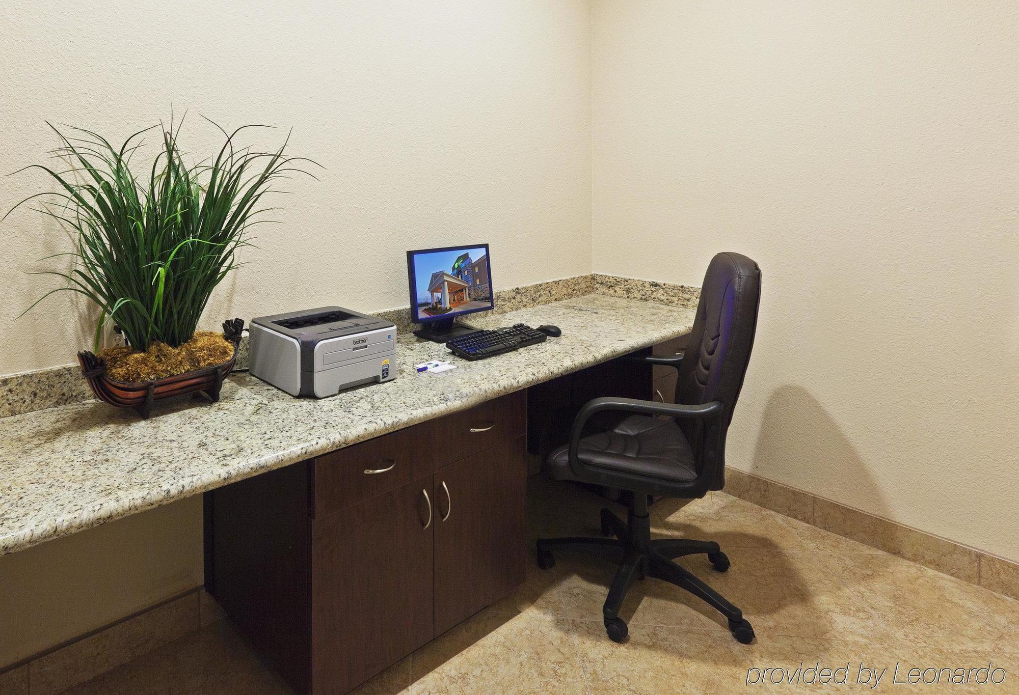Holiday Inn Express & Suites Brady By Ihg Ανέσεις φωτογραφία